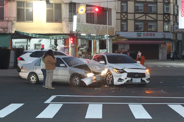 2車撞擊後車頭鈑金受損嚴重。張喆喜攝