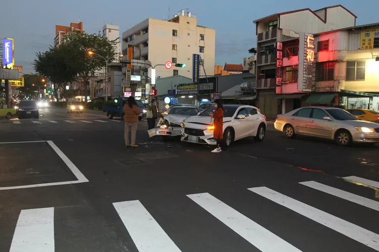 黃姓女子(47歲)開著白色INFINITI轎車左轉時遭撞。張喆喜攝