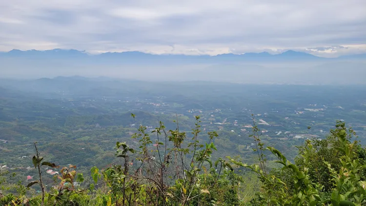 站在山脊稜線上可望遠。劉榮輝攝