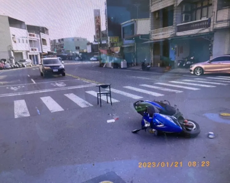 警方到場時，肇事白色汽車已逃逸，現場留下阿公的機車。讀者提供