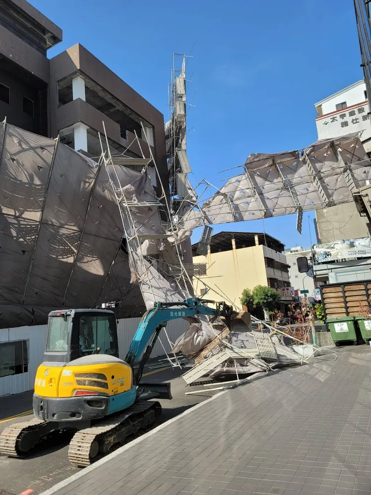 台中市都發局調派機具清除倒塌的鷹架。台中市政府提供