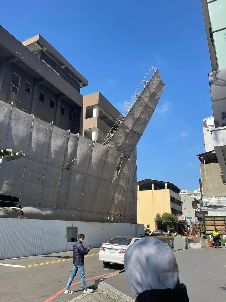 發生鷹架傾斜的工地對面是麥當勞。翻攝臉書「南屯大小事」