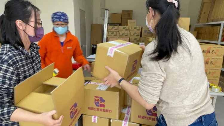 宅配物品包裝。張沛森攝