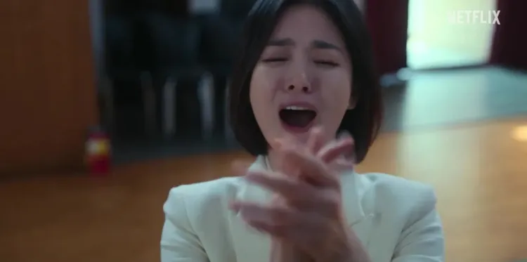 宋慧喬劇中在體育館1秒變臉拍手歡呼，讓編劇起雞皮疙瘩。翻攝Netflix