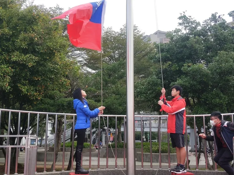 升旗典禮由在地市議員蔡淑君，攜手林口高中冠軍選手陳建安擔任升旗手。新北市府提供
