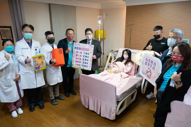 為了分擔家庭照顧育兒的負擔，楊文科推動友善生育、養育環境，提供新生兒營養補助金。東元醫院提供