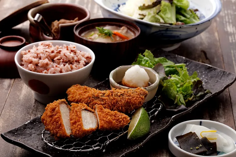 「酥炸土魠魚套餐/480元」，能真實地品嘗到真正酥炸土魠魚的豐美，酥脆外表下是甜嫩的魚肉。業者提供