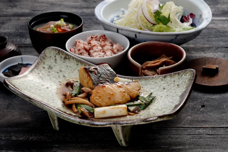 「醬燒土魠魚套餐/480元」是以清酒、洋蔥、蘋果泥等燒煮，魚肉吃起來香甜夠味。業者提供。