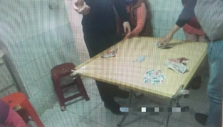 高雄警方在楠梓民宅破獲天九牌賭場。讀者提供
