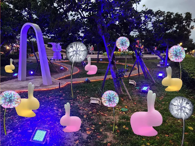 漁人碼頭LOVE廣場春節福兔與蒲公英裝置藝術夜間吸睛。農業局提供