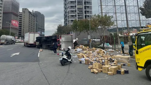 物流貨櫃車轉彎失控翻覆　車上包裹灑落滿地
