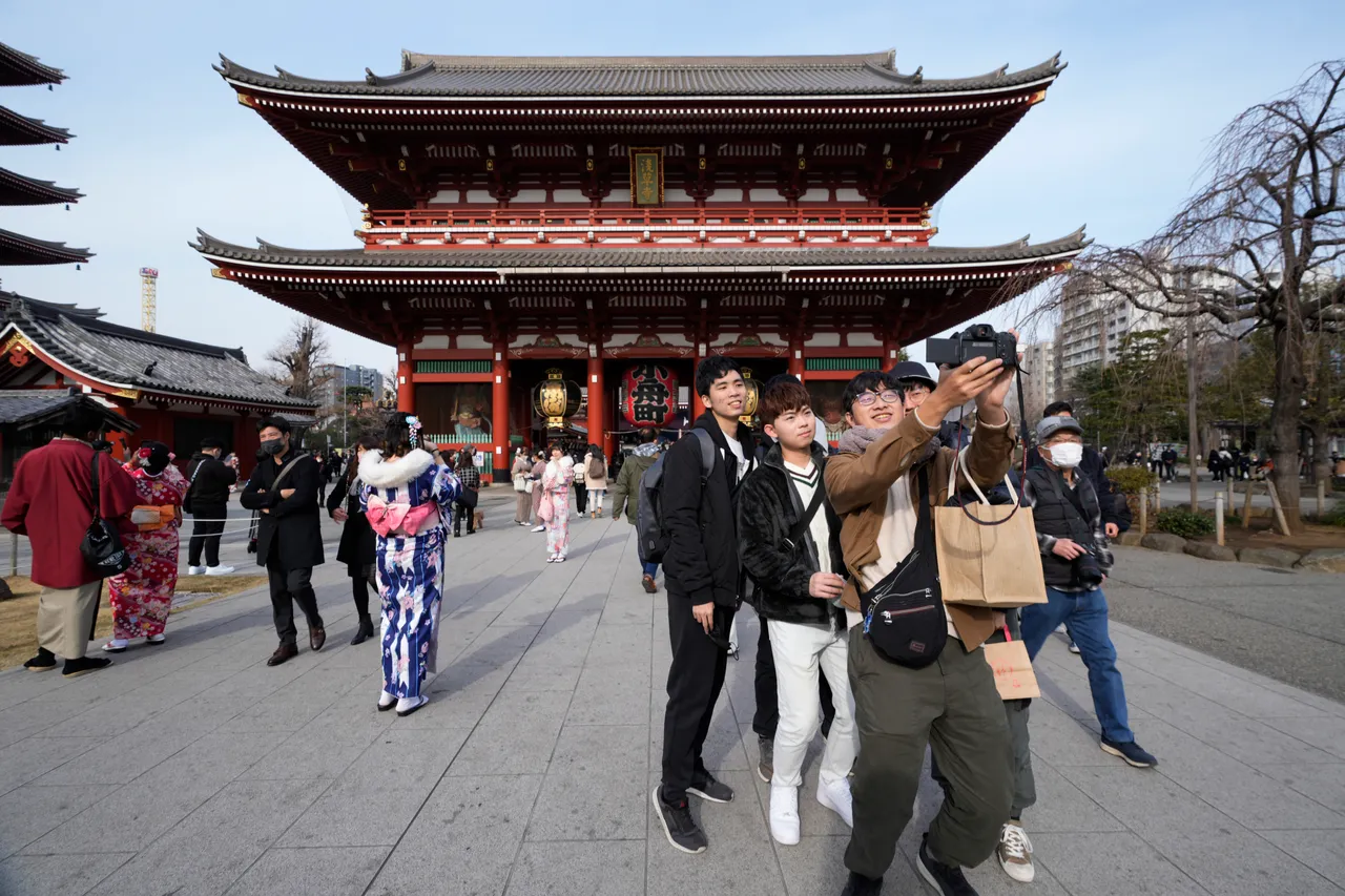 台灣遊客在淺草寺。美聯社