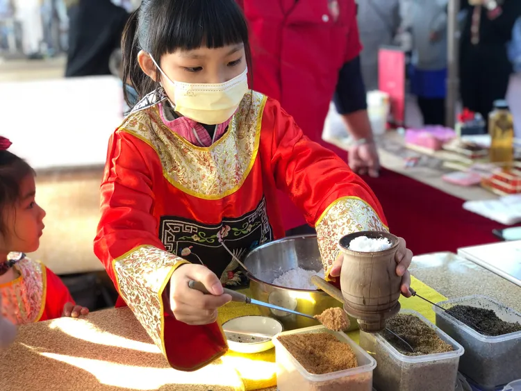 「駁二小夜埕」安排古早味點心體驗課程，吸引大小朋友參與。文化局提供