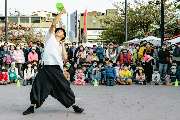 「駁二小夜埕」街頭藝人特技演出！文化局提供