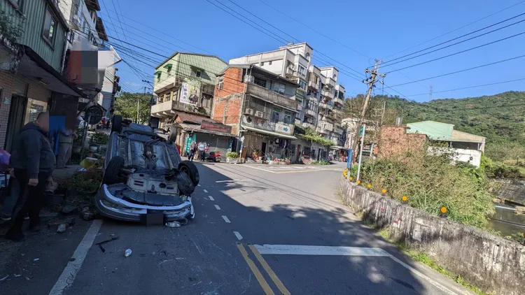 劉婦駕車失控撞上磚牆翻覆。翻攝畫面