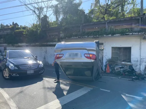 疑煞車失靈撞民宅水泥磚牆 併軌!6旬婦輕傷送醫