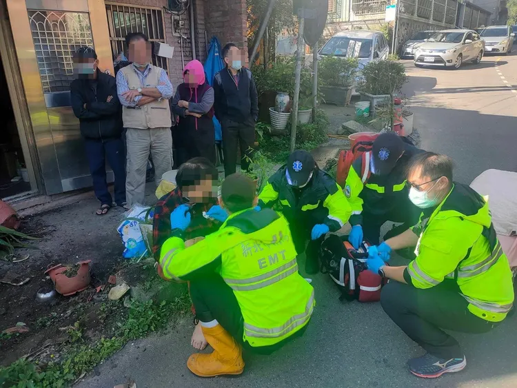 警消救出受困車內的劉婦。翻攝畫面