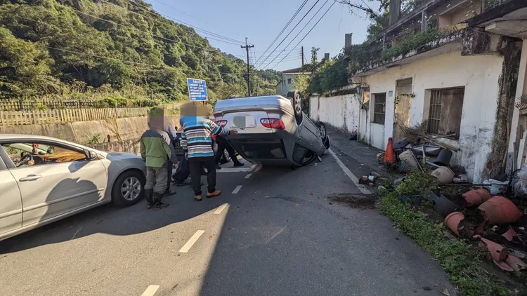 轎車左轉失控撞上磚牆翻覆。翻攝畫面