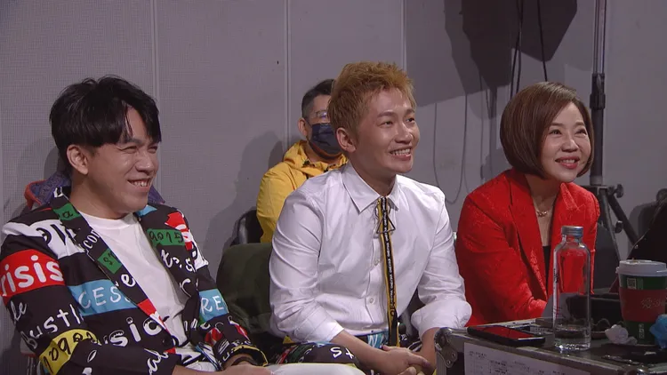 主持人于美人（右起）、蔡昌憲與許志豪也笑到不行。三立提供