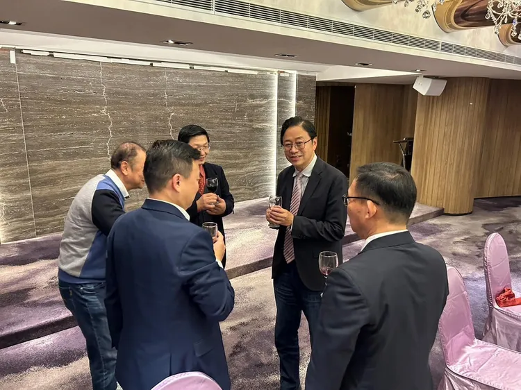 綠營民代PO出張善政昨晚參加餐敍喝紅酒。翻攝市議員余信憲臉書