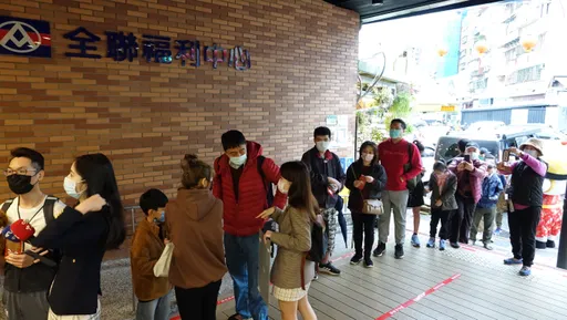 「我要保時捷」男攜愛犬除夕夜排10小時搶得頭香　全聯福袋4200元行李箱秒殺