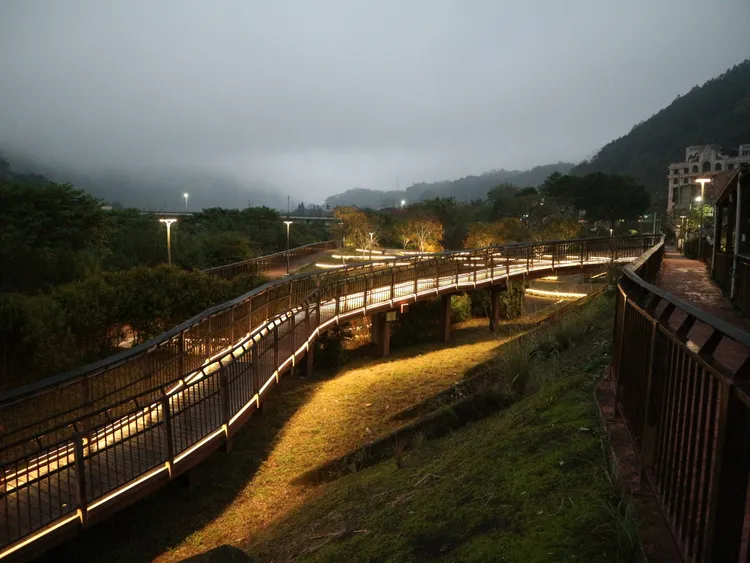 康濟吊橋周邊透過光影投射，增添浪漫氛圍。參山處提供