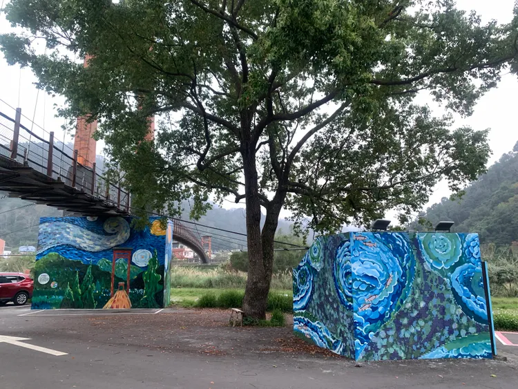 4座橋墩與在地藝術團隊合作進行橋墩彩繪。參山處提供