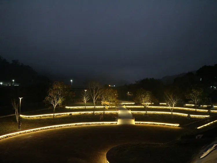 「銀河公園」南江水岸運用動線兩側及節點增設情境照明強化公園夜間景緻。參山處提供