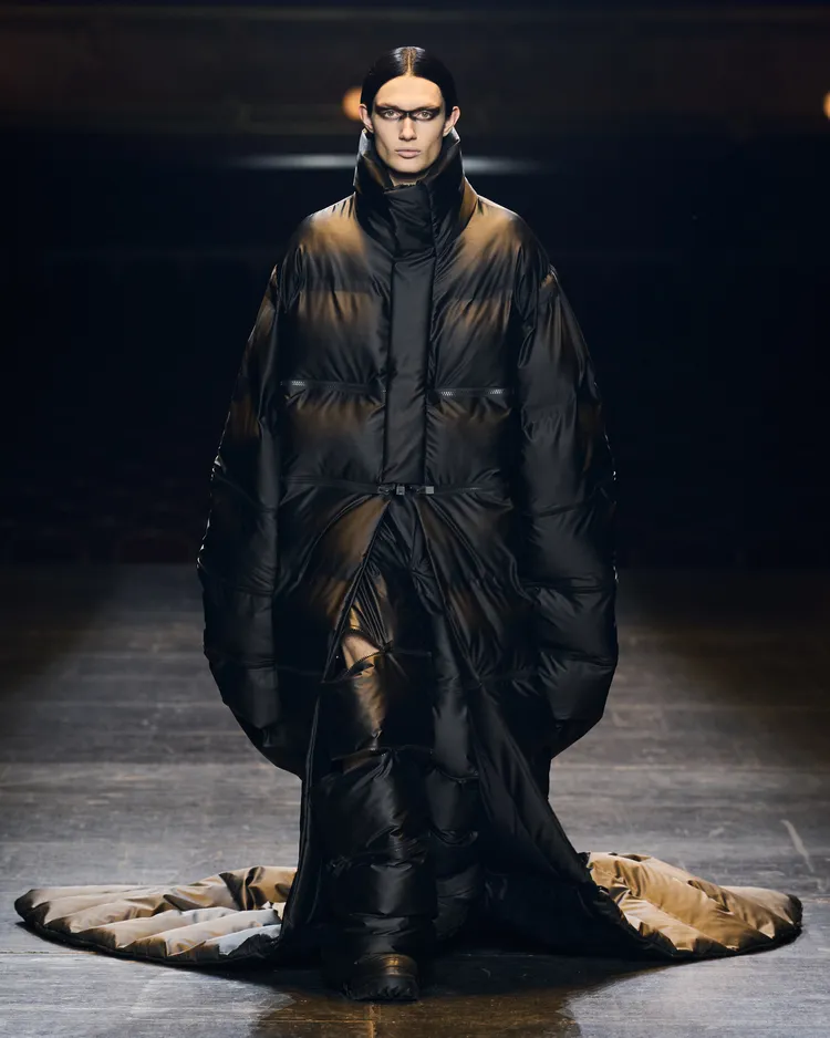 來自丹麥的機能服飾品牌RAINS，在日前於巴黎發表的2023秋冬系列中加入暗黑戲劇感。品牌提供