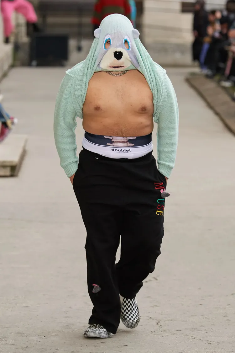 由日本設計師井野將之主理的品牌doublet，再度發揮擅長的「惡趣味」，於伸展台上送出穿著「玩偶裝」亮相的模特兒。翻攝《VOGUE RUNWAY》網站