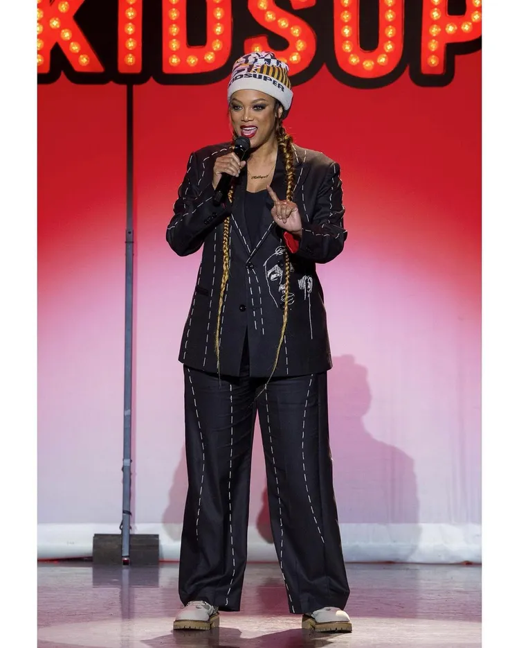 美國街頭潮牌KidSuper以喜劇脫口秀形式，發表2023秋冬系列新裝，並請來90年代名模泰拉擔任主持人。翻攝kidsuper IG