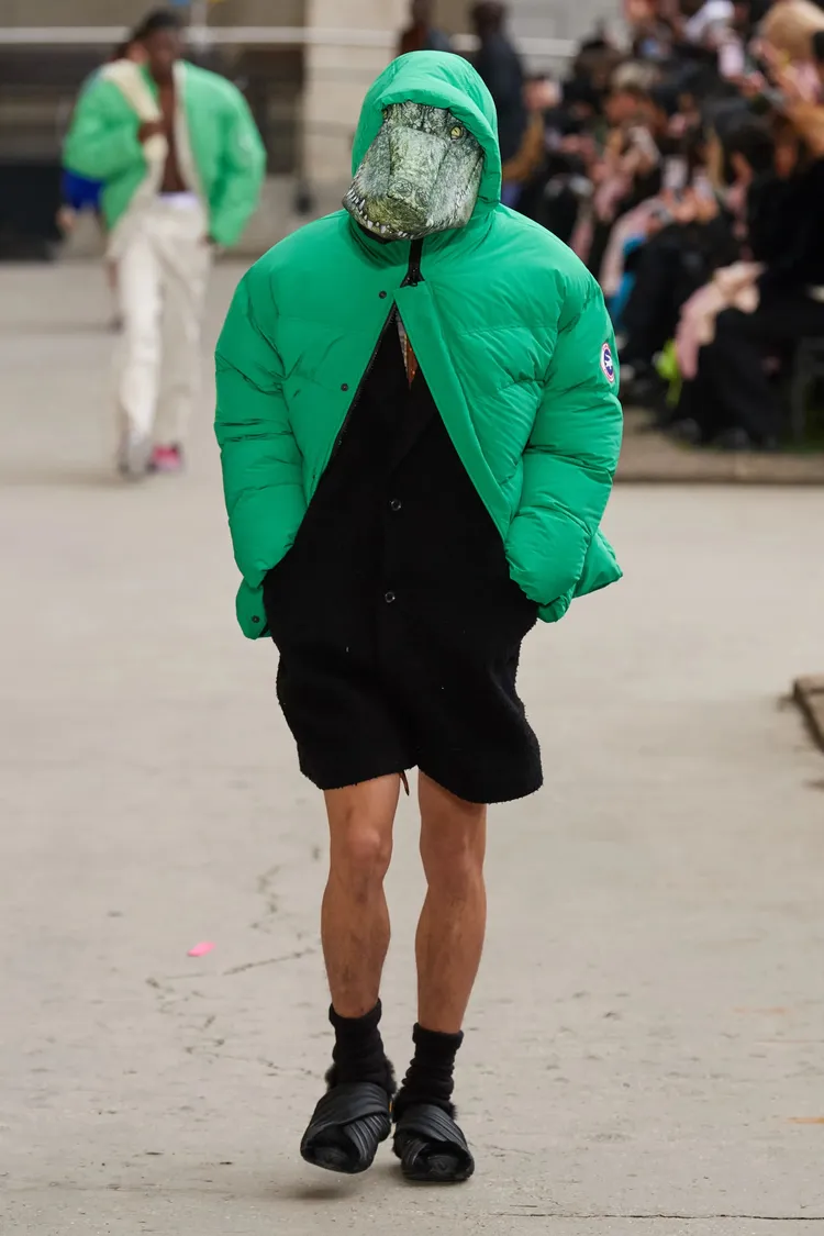 doublet 2023秋冬系列大秀中，還包括了負責展示其與加拿大機能休閒品牌CANADA GOOSE聯名款外套的鱷魚先生。翻攝《VOGUE RUNWAY》網站