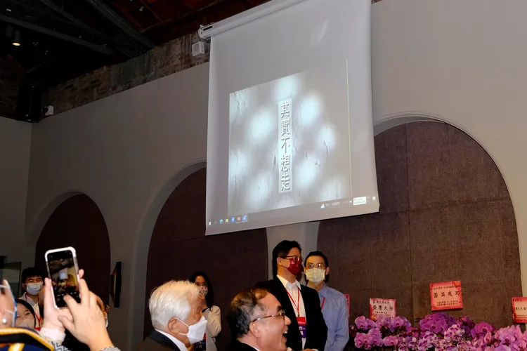 昨台大校長交接儀式播放歌曲「其實不想走」。翻攝管中閔臉書