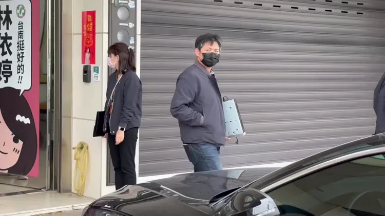 台南檢警調展開大規模搜索行動，圖為搜索台南區漁會理事長林士傑服務處。民眾提供