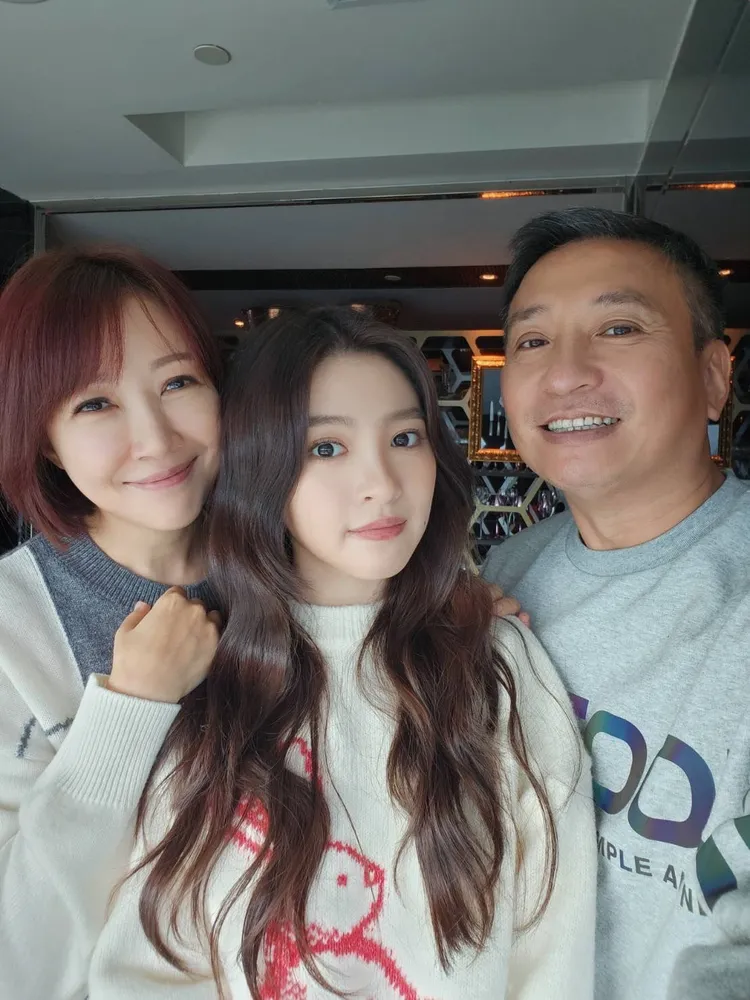韓菲與父母合照。駿馬客工作室提供