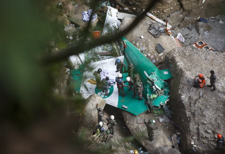 機身大部分殘骸掉落300公尺深的峽谷。路透社