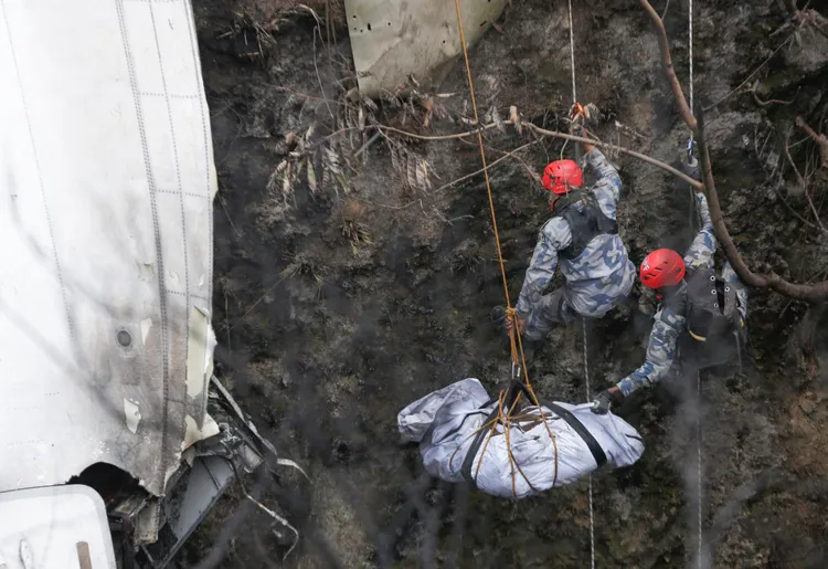 從峽谷運送遺體的過程。路透社