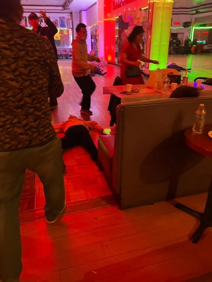 舞廳內傷者倒臥生死不明。翻攝自推特