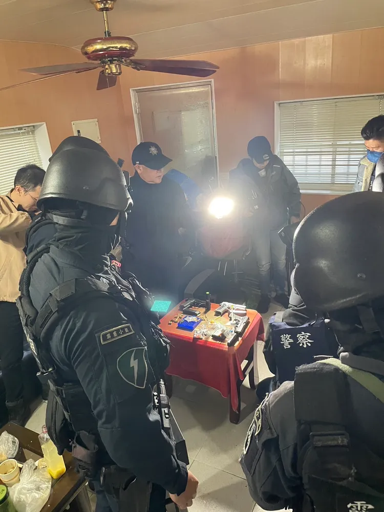 宜蘭警拂曉攻堅。警方提供