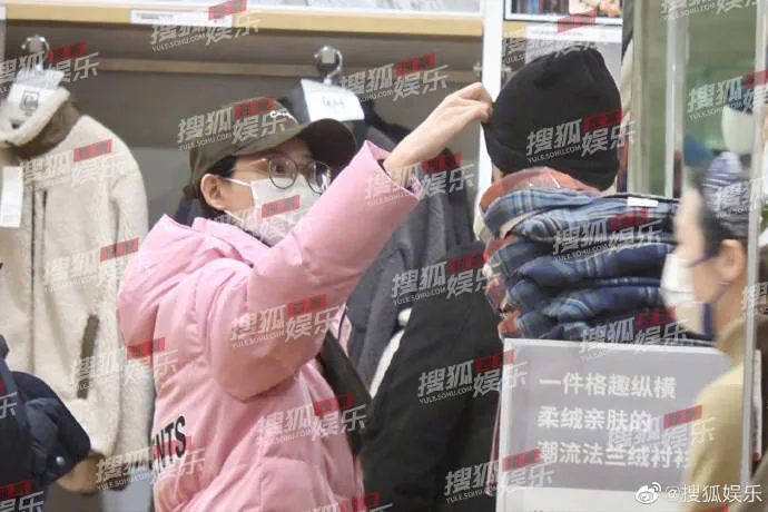 張穎穎（左）伸手幫汪小菲整理帽子。翻攝搜狐娛樂微博