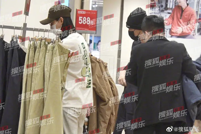 張穎穎（左）為汪小菲挑選衣服。翻攝搜狐娛樂微博