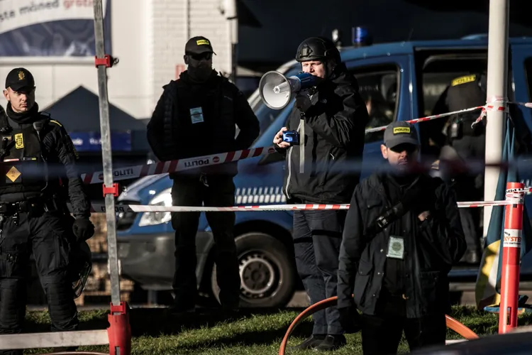 丹麥極右翼人士帕魯丹27日在土耳其駐丹麥首都哥本哈根的大使館外焚燒可蘭經。路透社