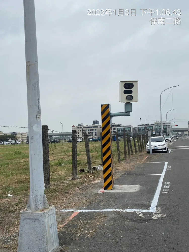 高雄鳳山區保南二路邊一處公有收費停車格，車位中央竟設置了測速照相機。翻攝臉書Care高雄