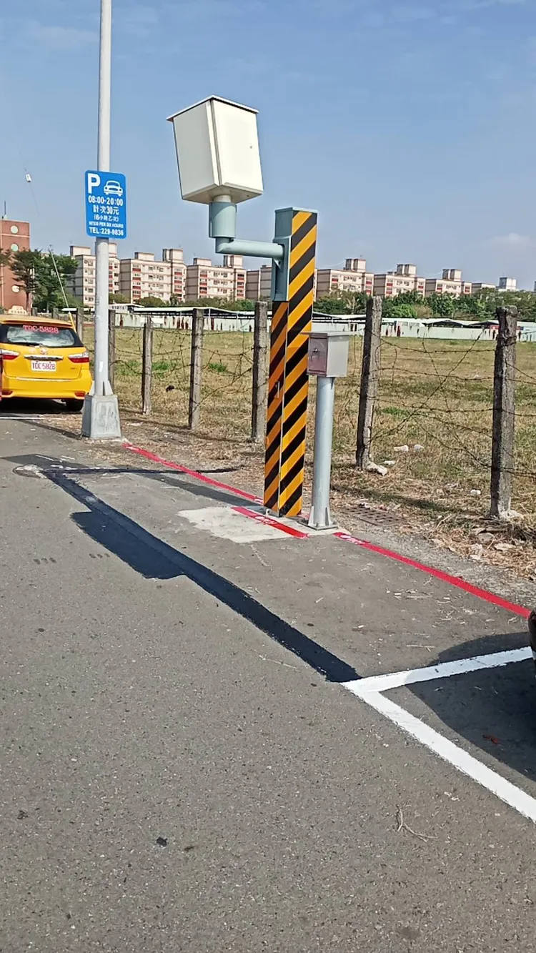 高市交通局今火速派員塗銷鳳山區保南二路旁路邊停車格，並劃禁紅線，留下測速照相器。高市府提供