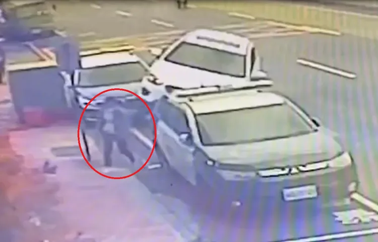 闖禍楊姓婦人下車後淡定步入派出所自首。讀者提供