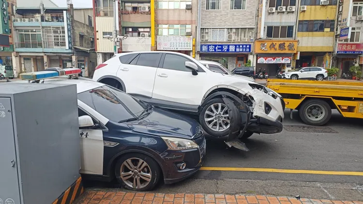 警用巡邏車慘遭休旅車強壓。讀者提供