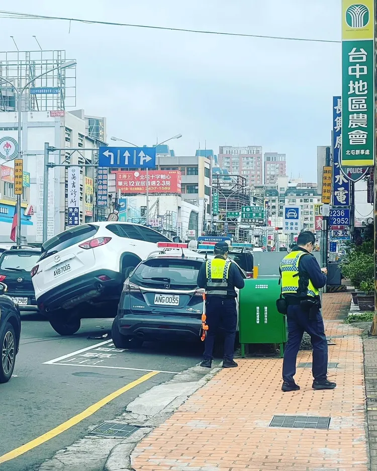 女駕駛騎上了巡邏車。民眾提供