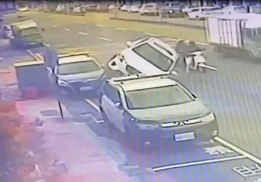 警察遇三寶真的沒轍!她駕車一路右偏 結果...騎上巡邏車