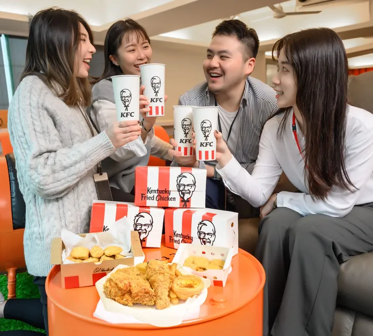 肯德基即日起天天推出「上班族開揪」辦公室多人團購優惠，揪團滿額就送吮指嫩雞XL超豪肯餐、 上校雞塊分享盒(20入)、人氣8塊上校雞塊。業者提供