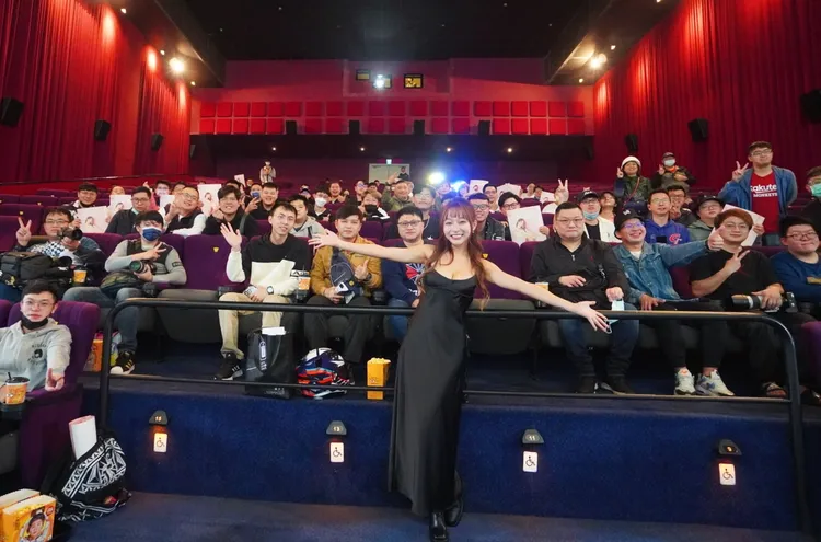 「啦啦隊女神」林襄揪粉絲一起看《我的婆婆怎麼把OO搞丟了》。威視電影提供